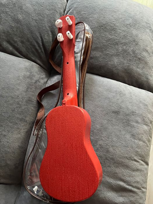 Гитару  сувенирную