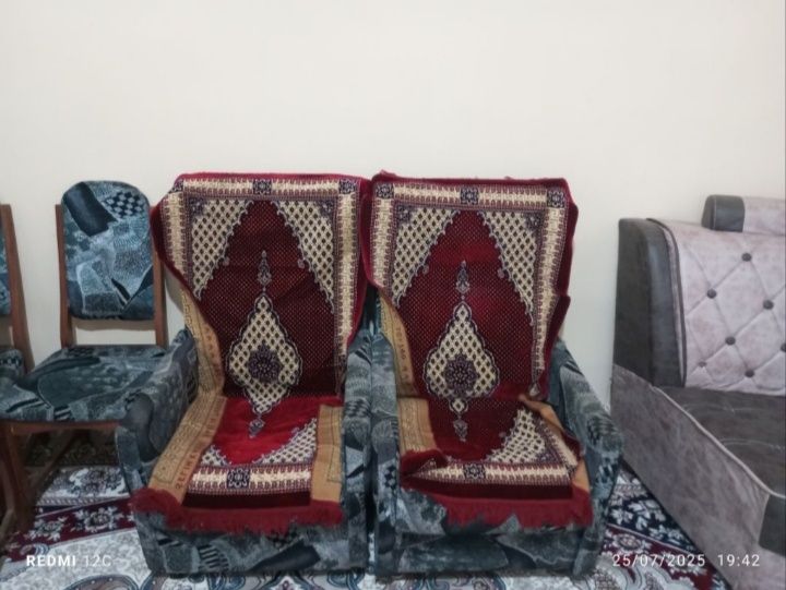 Divan holati yangi va yumshoq