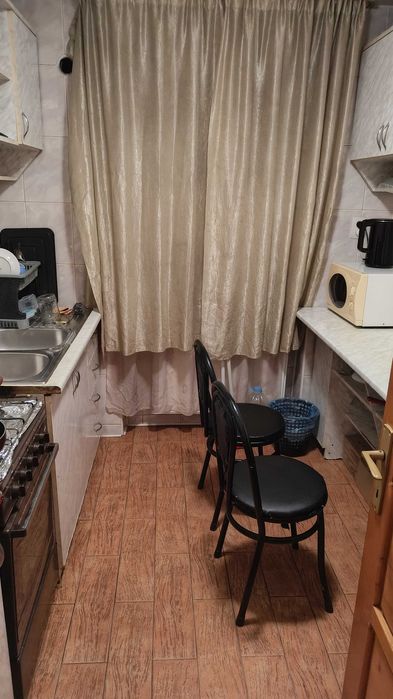 Inchiriez apartament cu 3 camere in zona liceului Petru Rares