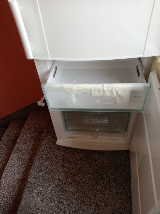 Хладилник с фризер Електролукс - работещ ,за ремонт или за части.