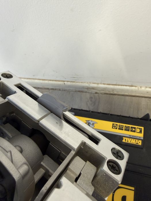 DEWALT DCW682NT Акумулаторна фреза за нутове