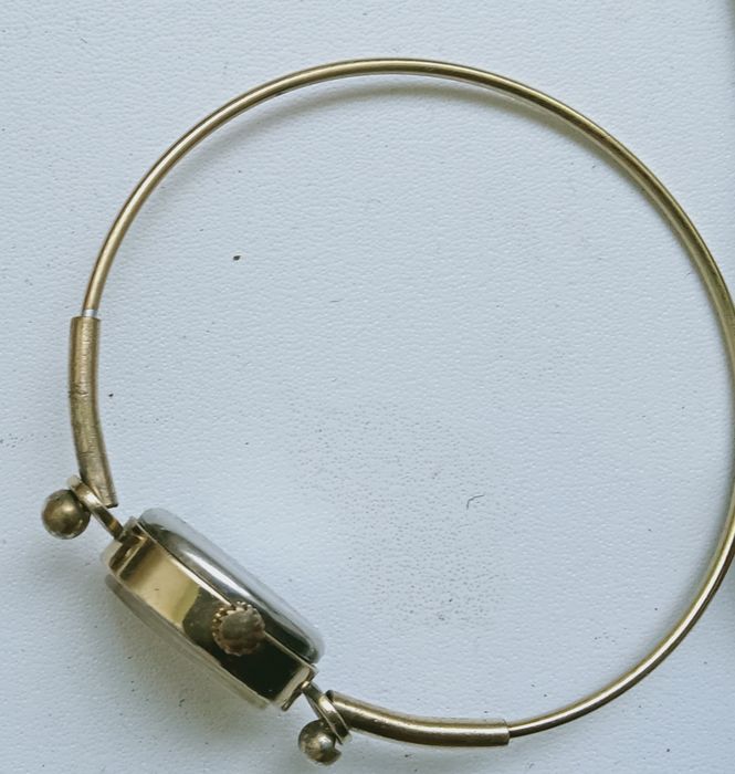 Продам женские наручные часы СССР