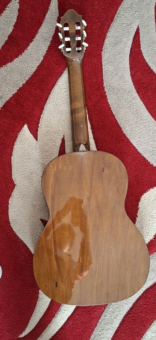 Vând chitara clasică Hora