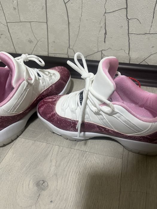 Air Jordan 11 pink