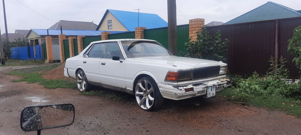 Ретро автомобили ниссаны