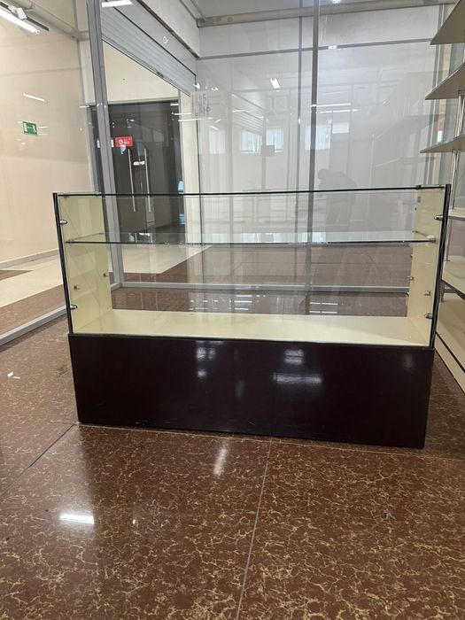 Продаётся стеклянная торговая витрина