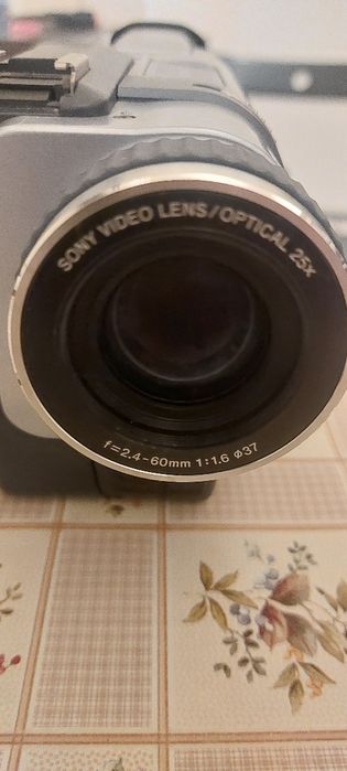 Продавам ръчна видео камера на Сони Дигитал.