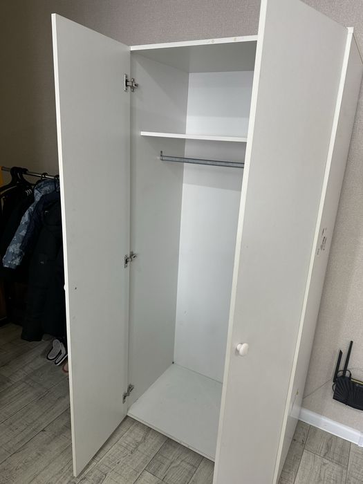 Продам белый шкаф