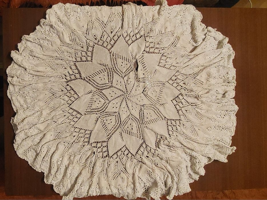 Продавам ръчно изработени битови разкошни карета,  бродирани на една