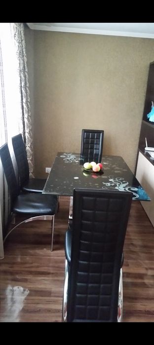 Продается стеклянный стол и четыре стула.