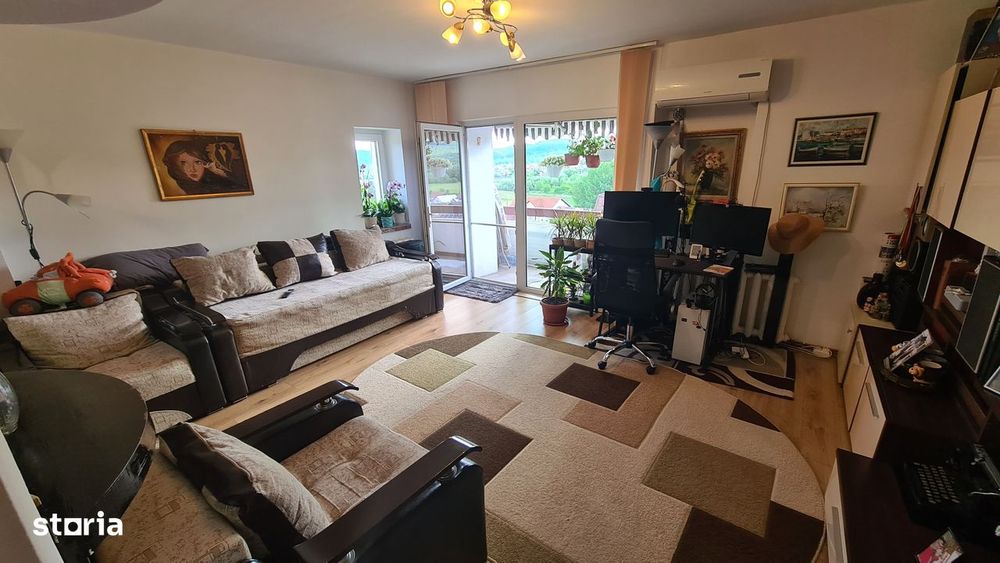 Apartament cu 3 camere de vânzare în Curtea de Argeș.