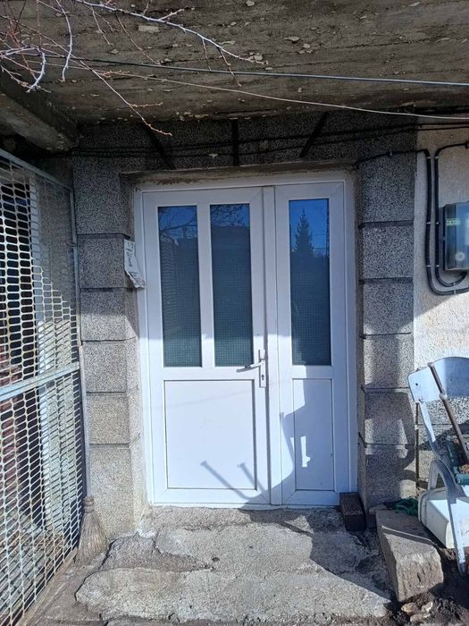 Продава се къща(на калкан) с плевня и 300 кв.м двор