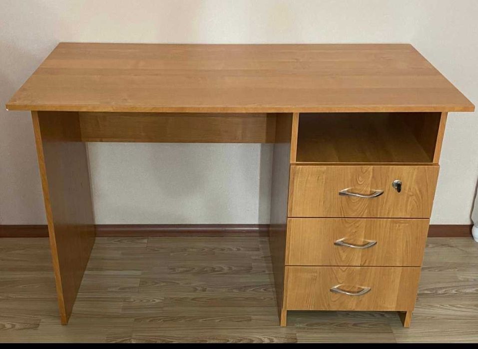 Стол письменный для школьников с ящиками