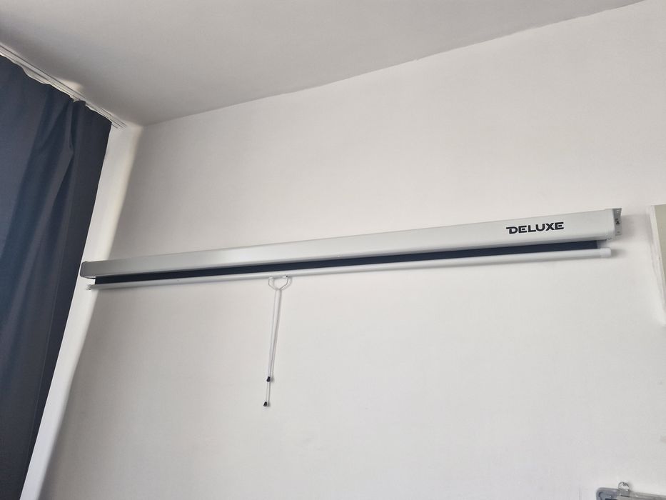 Проектор и кронштейн и полотно