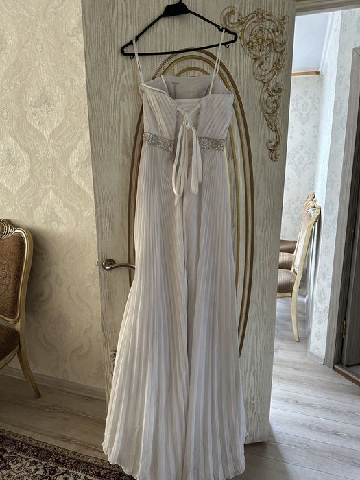 Белое длинное платье