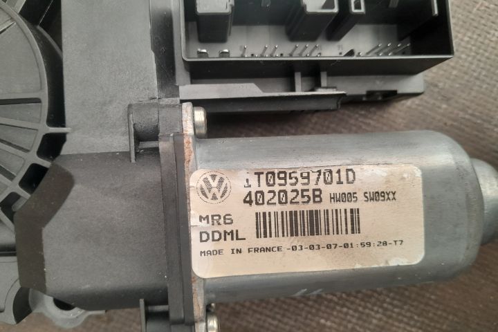 Motoras macara geam fata stanga 1K0959793J / 1T0959701D 1K0959793J /