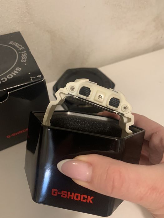 Бял часовник G-shock