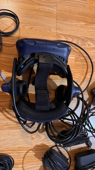VR очила HTC Vive Pro пълен комплект + 2x стойки Visico + зарядни