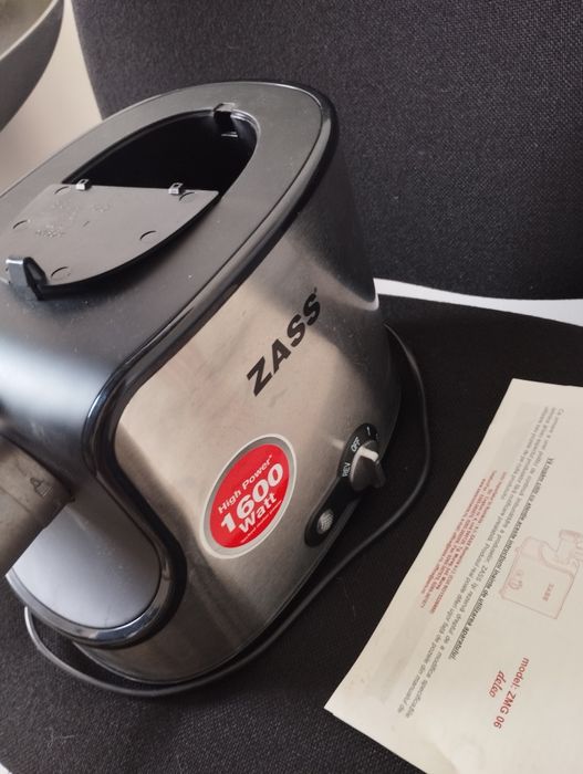 Mașină de tocat carnea. Ras cașcaval și legume.