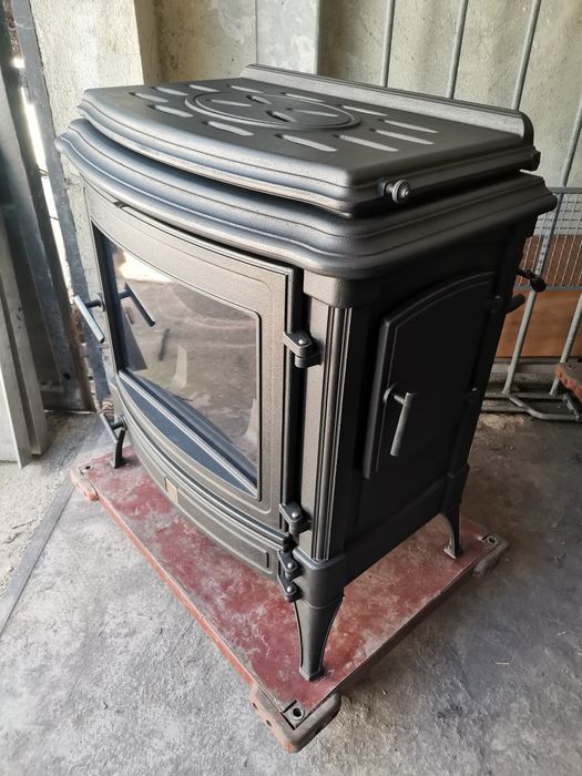 Чугунена печка на дърва