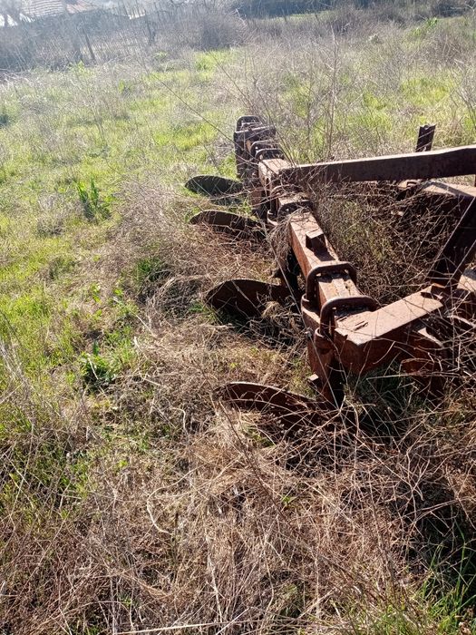 Плуг с четири корпуса за юмз