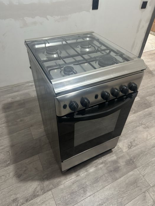 Продам газ плиту indesit