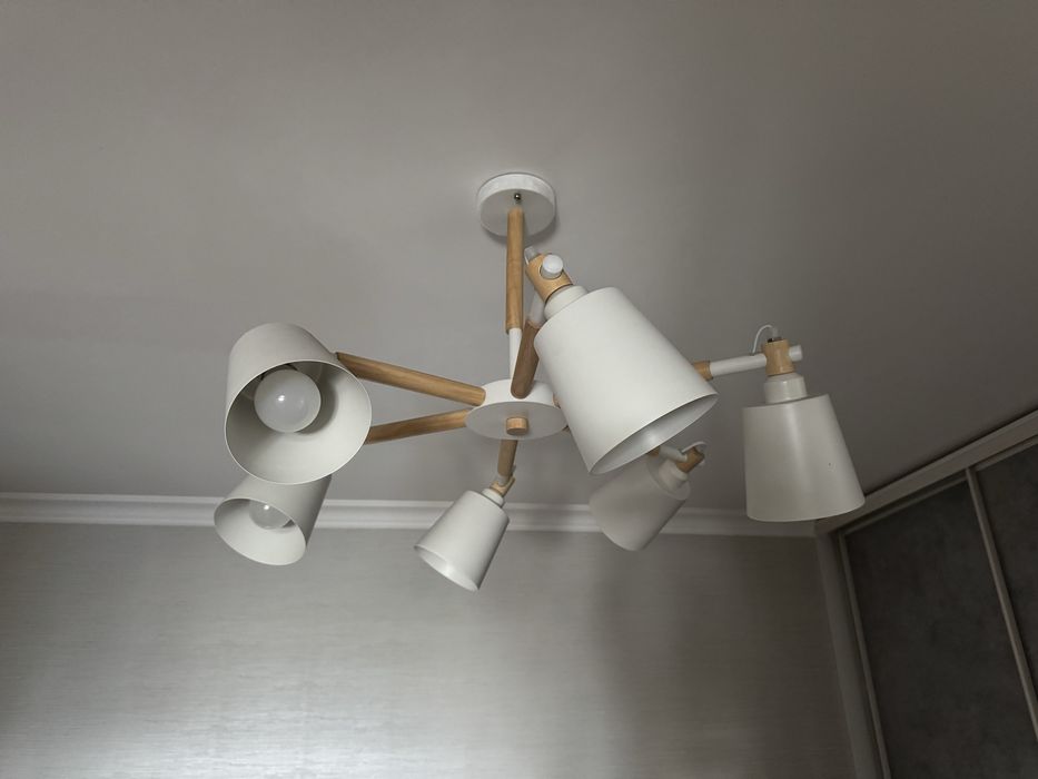 Срочно продам! Б/у белая люстра