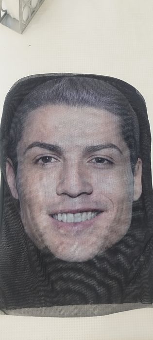 Маска роналду черный фон