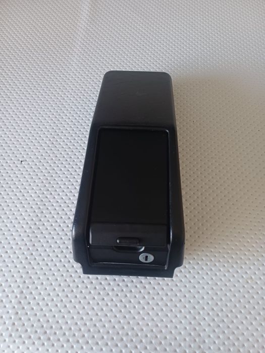 Подлокотниник на мерс 124