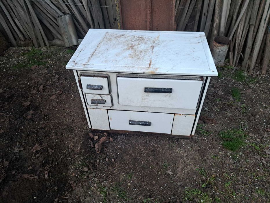 Продавам дървена печка с малка фурна към нея .