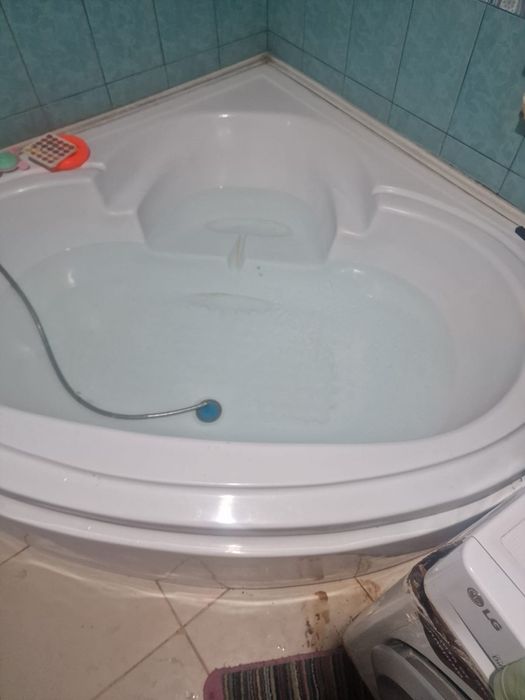 Угловая ванна б.у