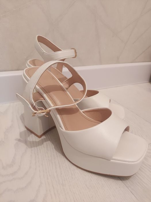 Продам босоножки.