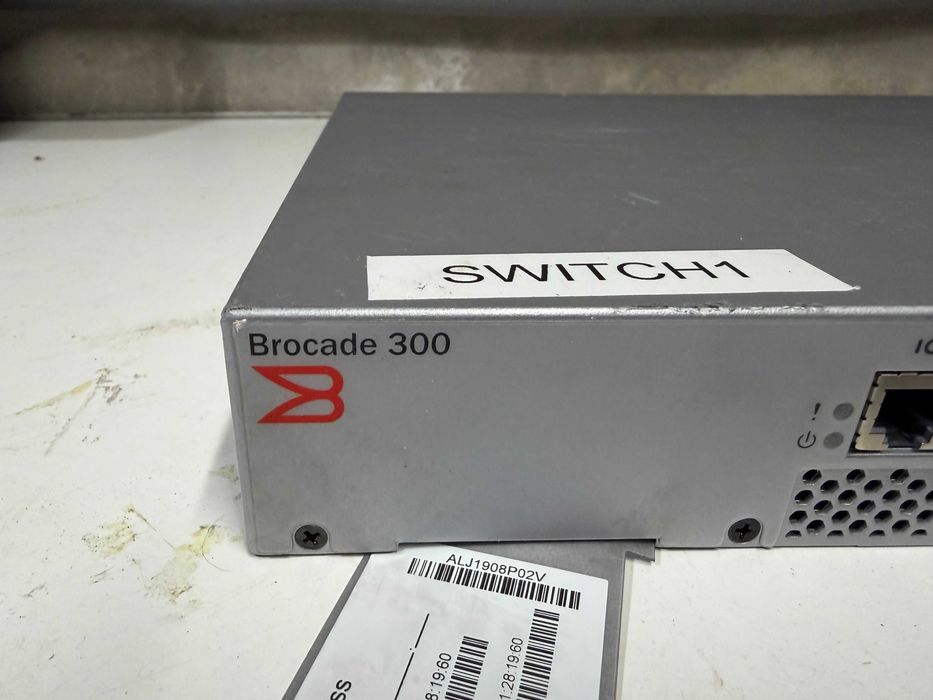Switch fibra optica Brocade 300  24 porturi
