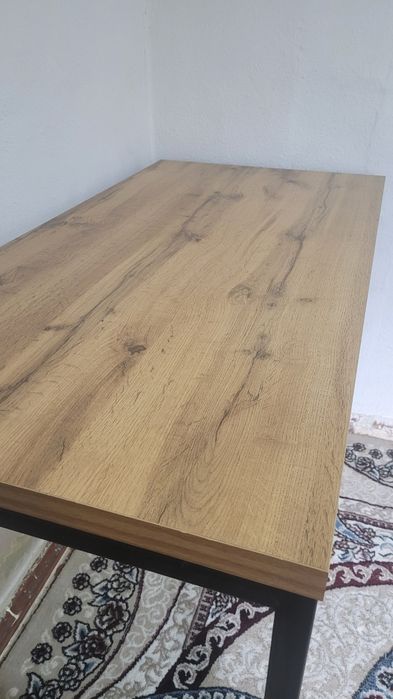 Современный компьютерный-письменный стол в минималистичном стиле