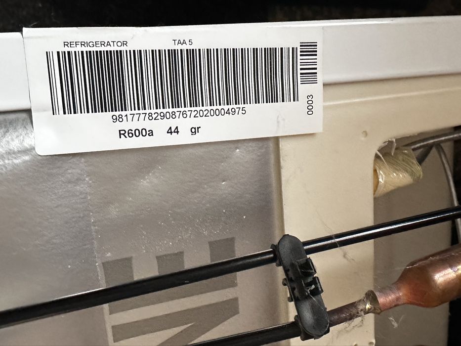 Vând frigider cu congelator Indesit  TAA5 aproape nou