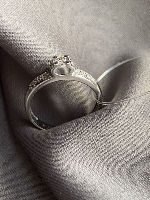 Золотое кольцо с бриллиантом