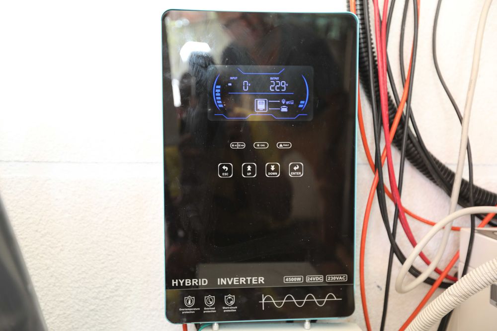 Invertor hibrid 4500W  24VDC / 230VAC