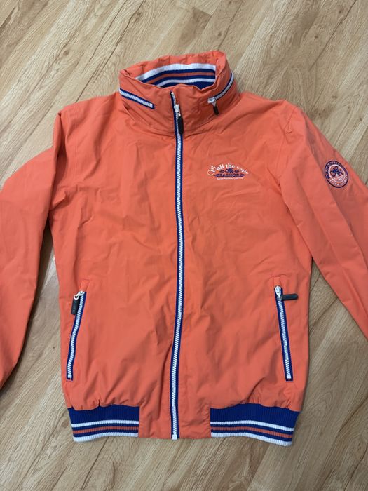 Дамско спортно яке с качулка против вятър и дъжд