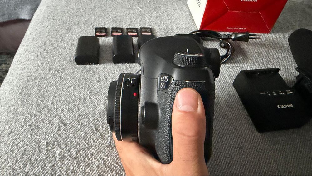 Canon EOS 6 D , GRIP CANON , baterii Canon, incarcator canon, carduri, microfon Azden, kit complet Yongnuo, obiectiv 40mm Canon