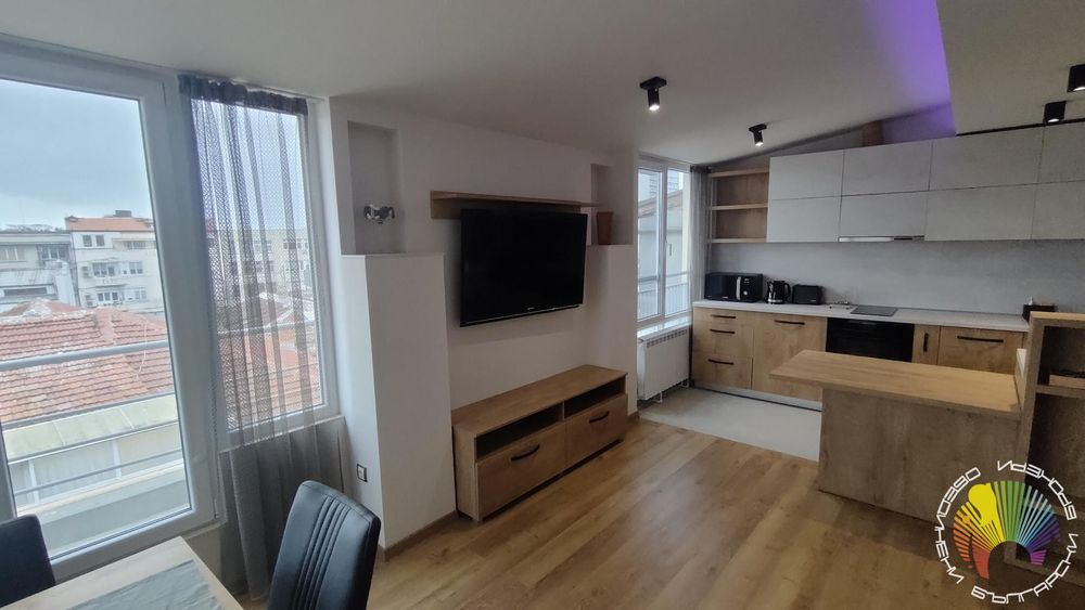 Дава се под наем Тристаен апартамент в Бургас, Център - 90 кв.м за 900 € - Снимка #1