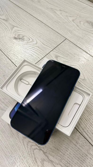 Айфон 12 в синем цвете