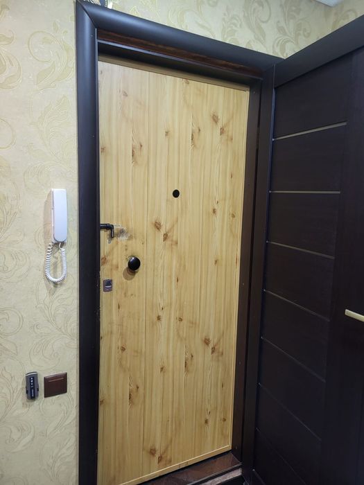 Продам входную дверь