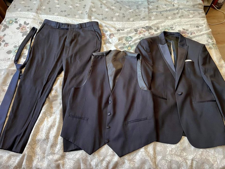 Официален костюм