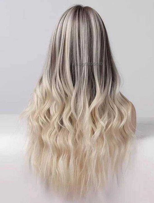 Красива кафява вълнообразна перука с руси кичури и краища балеаж