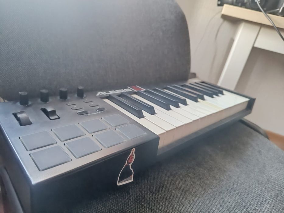 Миди клавиатура alesis