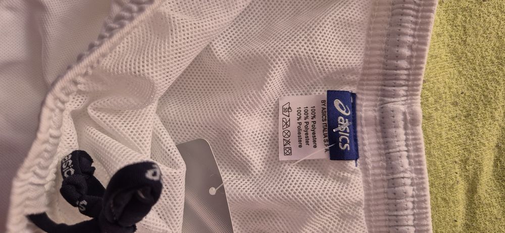 Vand pantaloni scurti de atletism, firma asics.