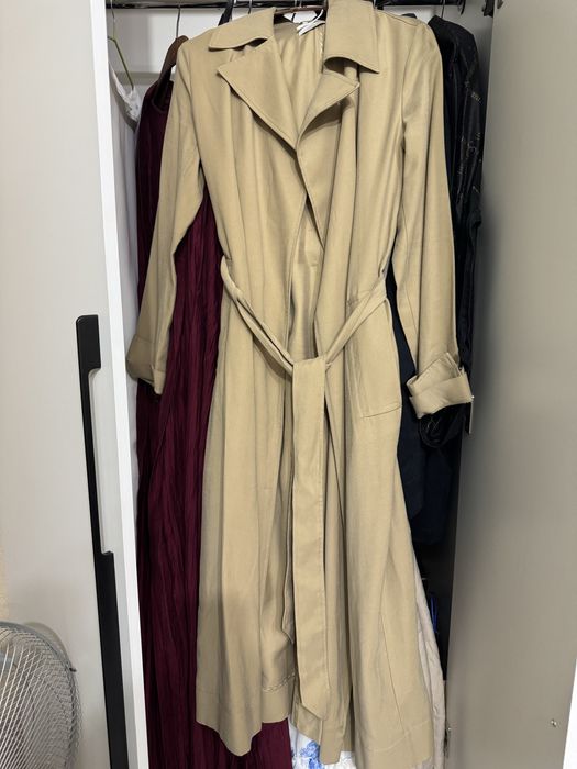 Тренч от бренда Манго