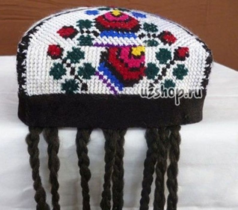 Узбекская национальная женская тюбетейка с косичками и яркими узорами.