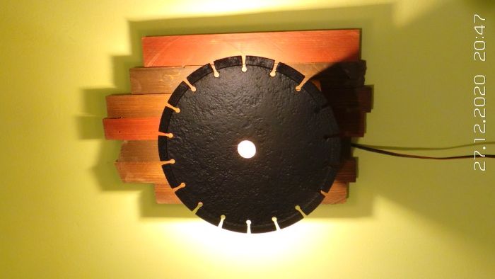 Стенна лампа от дърво и метал