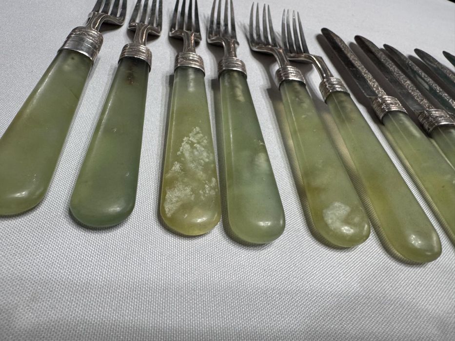 Tacamuri de argint cu Jad